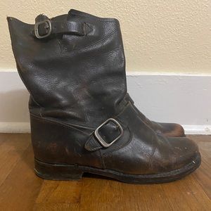 Frye Karen Short in Antique Brown/Black. Size 8.5